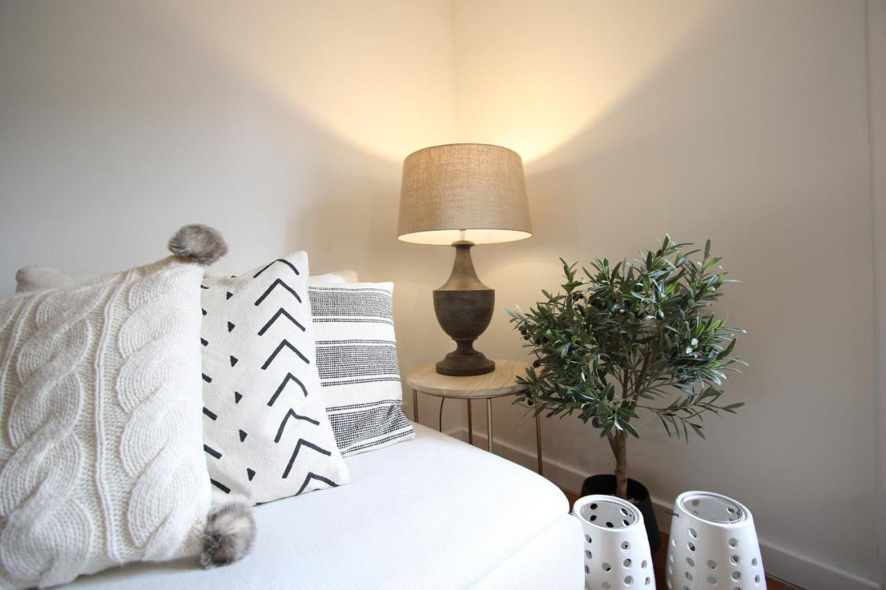Chic Urban Retreat At Downtown With Balcony & Views Appartement